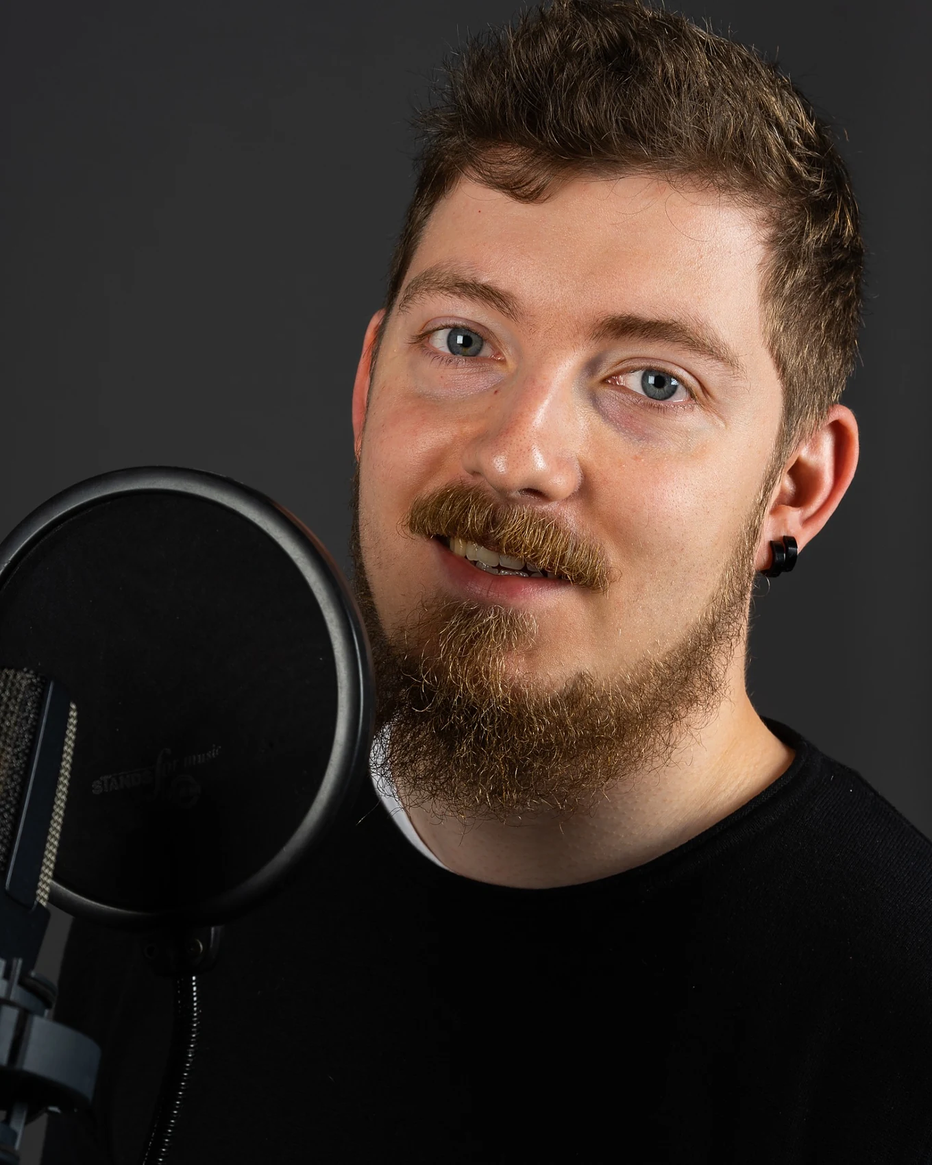 Porträt Nico Lahr im Studio mit Mikrofon und Kopfhörern